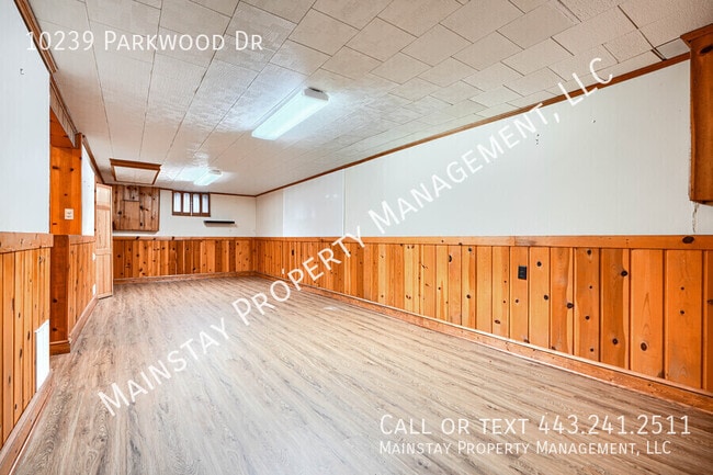 Building Photo - 10239 Parkwood Dr