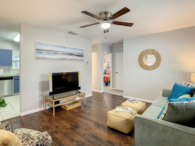 Building Photo - Available Today! Centrally Located St Pete House Furnished for Rent!