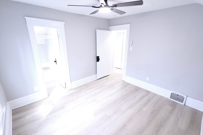 Building Photo - 991 Diana Ave