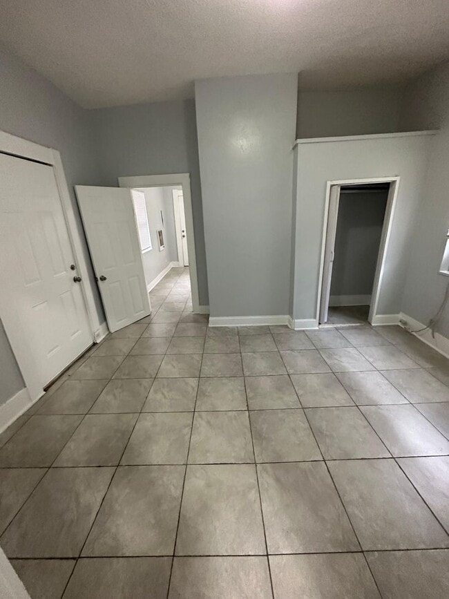 Building Photo - Fully Renovated 1/1 -Single Family  Ready to Move In!