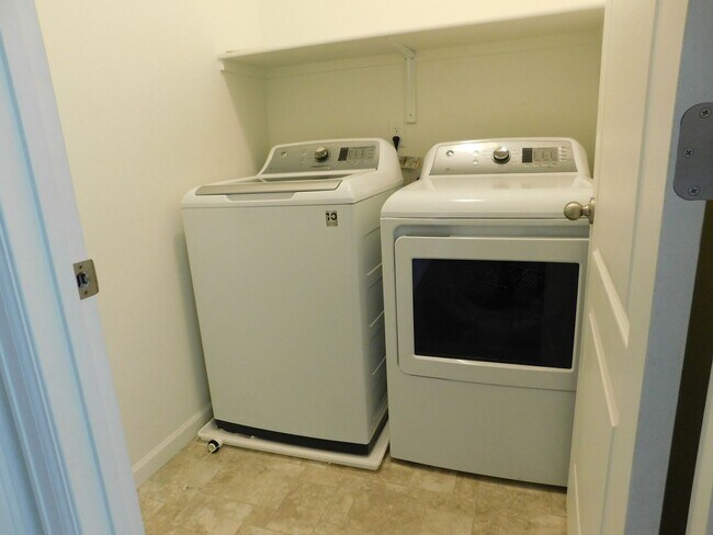 Building Photo - Condo Close to Shopping