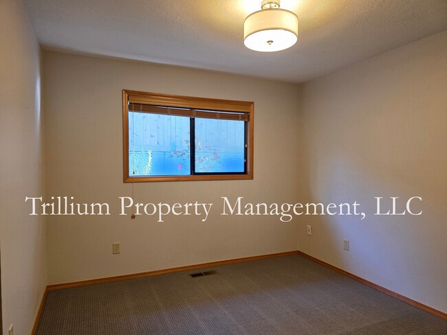 Building Photo - 110 SE 65th Ave