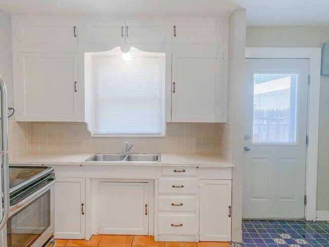 Building Photo - Pre-Leasing - 2 bed 1 bath