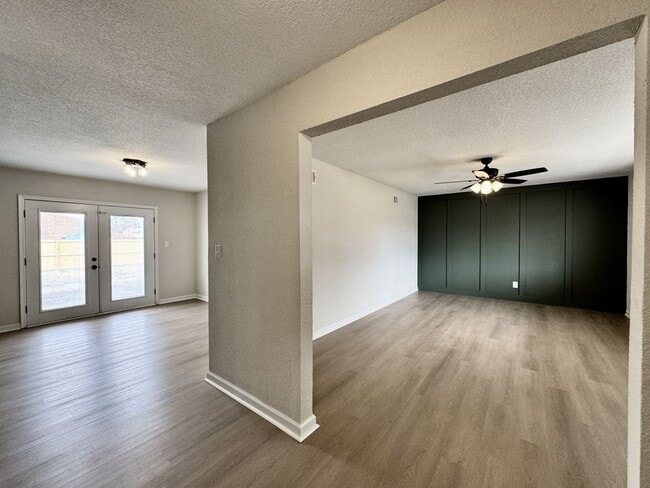 Building Photo - Fully-Renovated Ranch Home Available 03-19-26! Fenced Backyard - Pet Friendly - Washer & Dryer In...