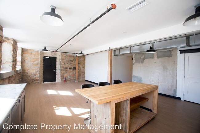 Building Photo - 925 Dilger Ave