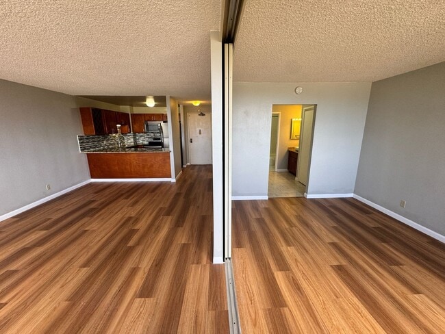 Building Photo - Updated 1 bed, 1 bath, 1 parking unit in K...