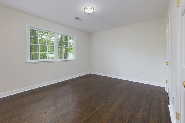 Building Photo - 280 E Valley Dr
