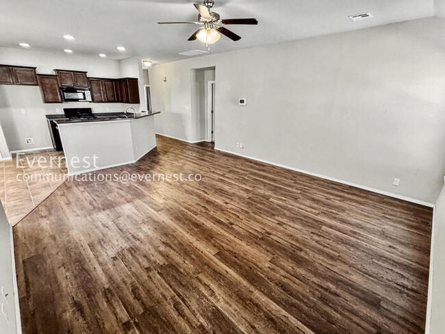 Building Photo - 3 Bed/2 Bath Home with Fenced Yard & Garage / Pet-Friendly / Available Soon!