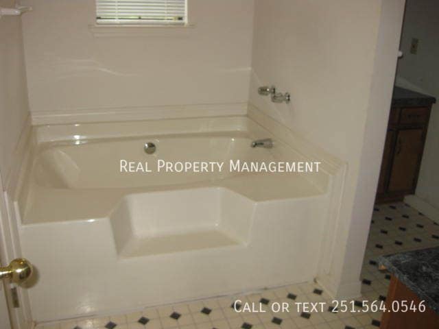 Building Photo - 420 Lakeview Dr W