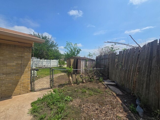 Building Photo - 3 Bedroom 1.5 Bath and 2 Garage home in Shawnee!