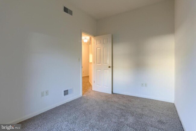 Building Photo - 712 Creekside Dr