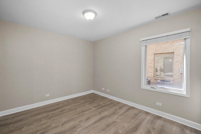 Building Photo - 3423 Ridgeland Ave