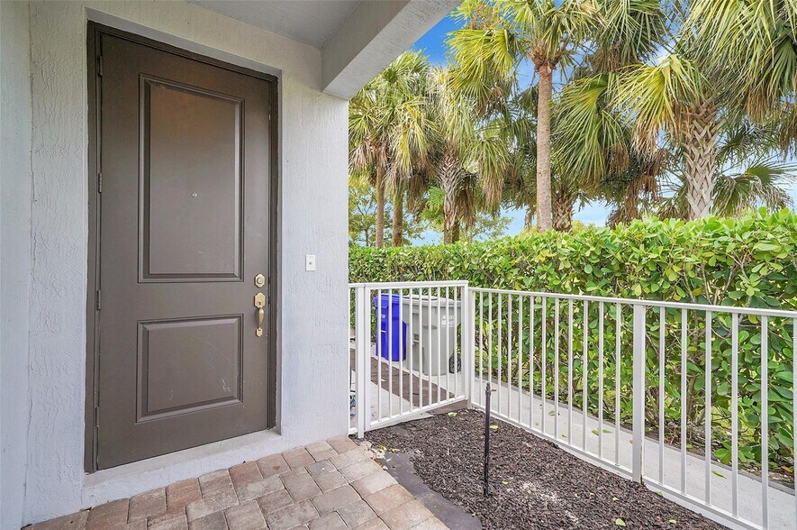 Building Photo - 455 NW 33rd Ln