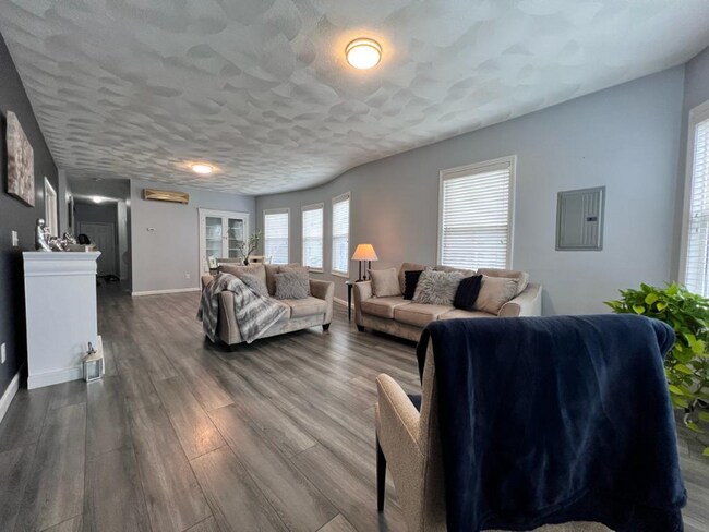 Building Photo - 585 Haverhill St