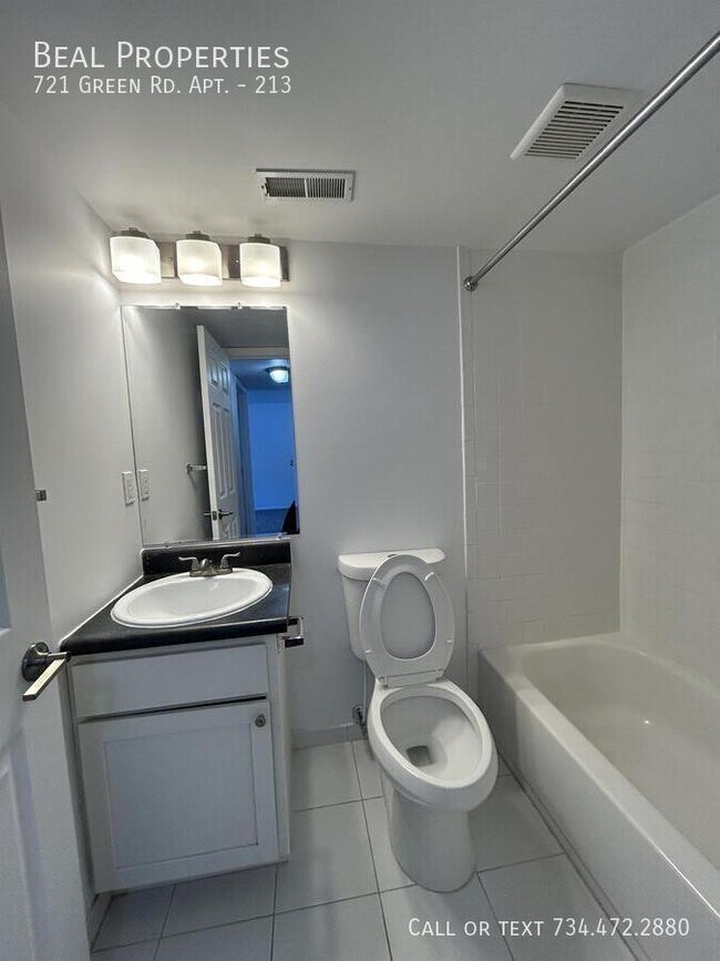 Building Photo - 721 Green Rd