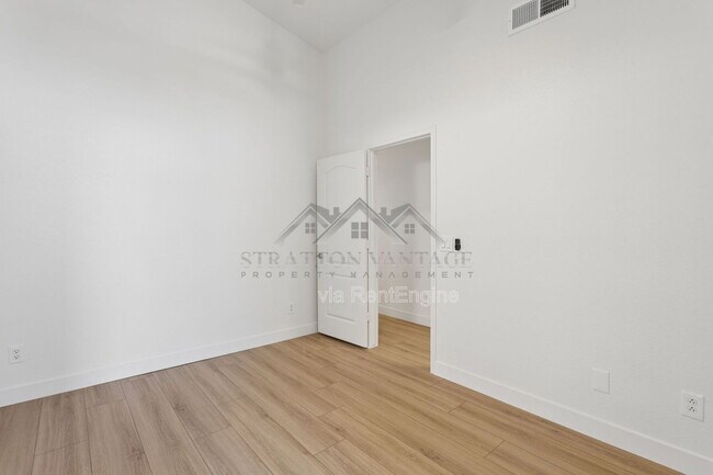 Building Photo - 9841 W Tonopah Dr