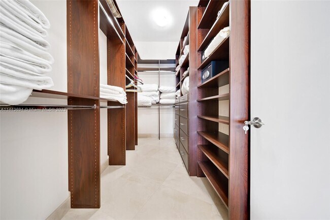 Building Photo - 15811 Collins Ave