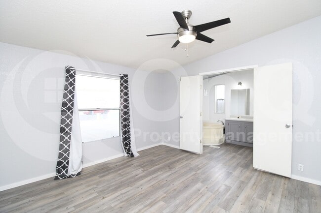 Building Photo - 9721 E Empress Ave