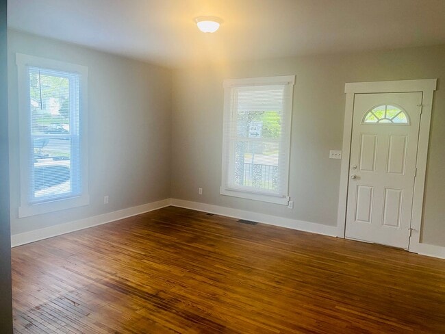 Building Photo - Newley Renovated 4BR - 2BA - South Campus!
