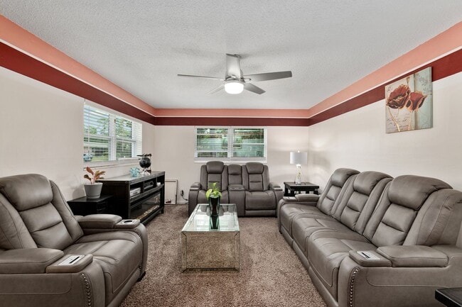 Building Photo - Beautiful 4/3 home With Attached Mother In...