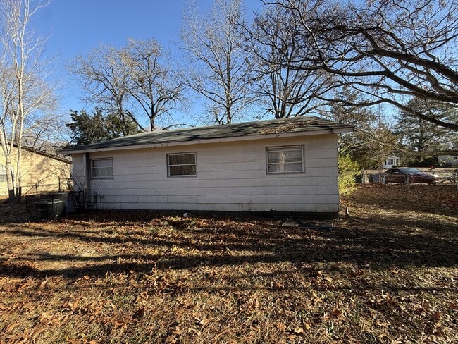 Building Photo - 1009 Abrams St