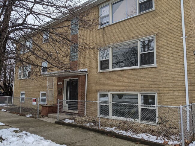 Building Photo - 3 br, 1 bath Triplex - 5358 South Narragan...