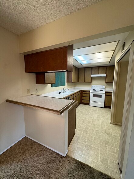 Building Photo - 330 Ivy Ln