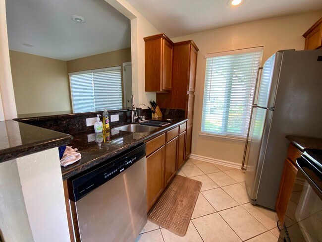 Building Photo - 2 Bed, 1 Bath Condo with a view of the hills!