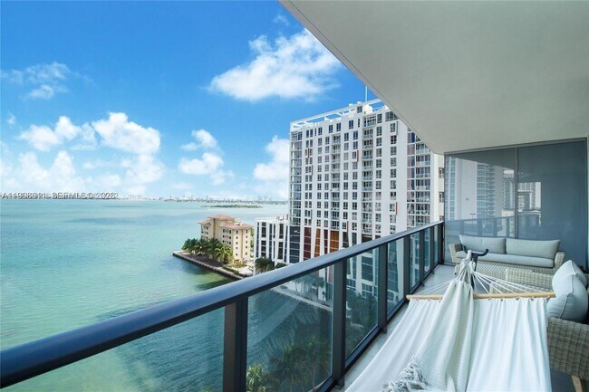 Building Photo - 460 NE 28th St