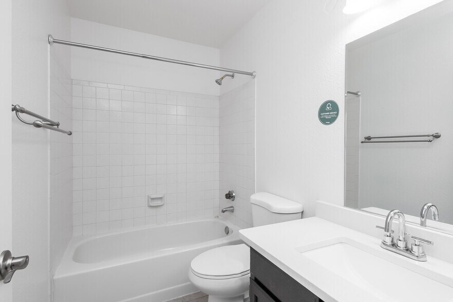 Building Photo - 841 E Manor Dr