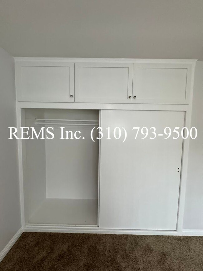 Building Photo - Remodeled Duplex Unit with Laundry Hook-Up...