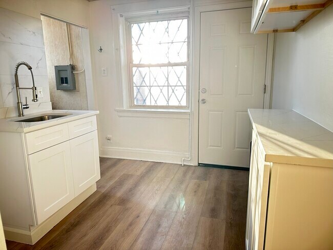 Building Photo - 5114 S Woodlawn Ave