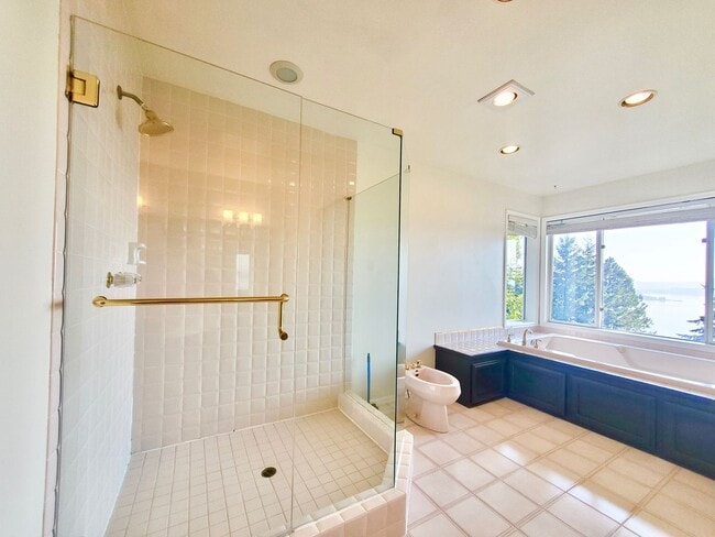 Building Photo - Gorgeous Lakeview Home for rent