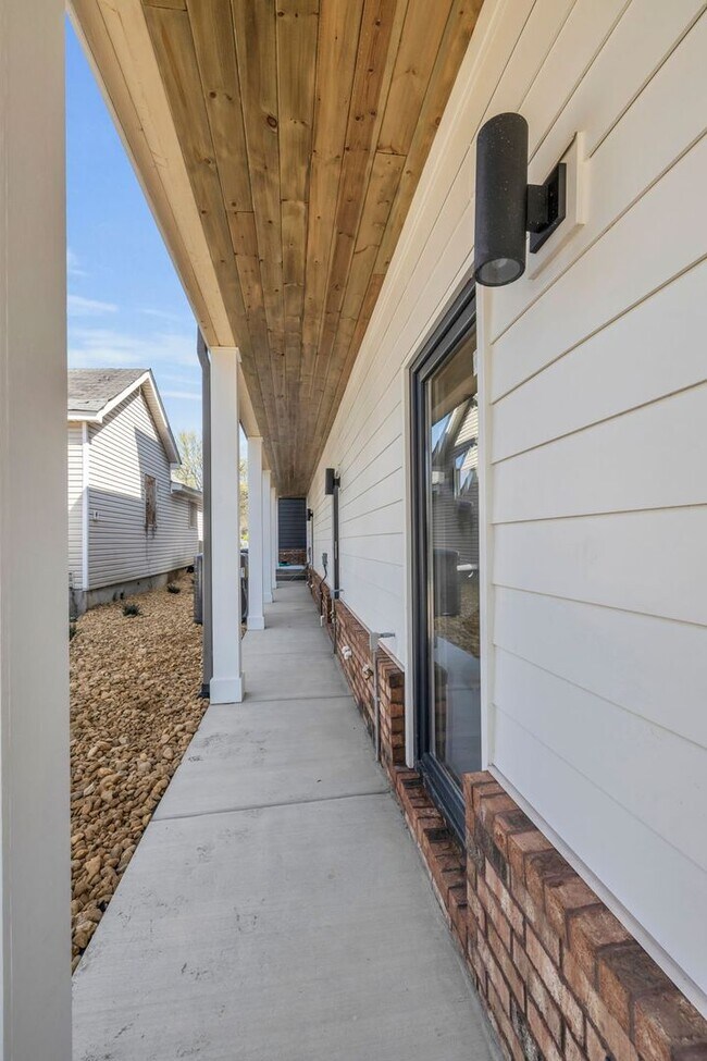 Building Photo - Modern + Classic Feel in the Heart of Downtown Chattanooga | 4 beds, 2.5 baths!