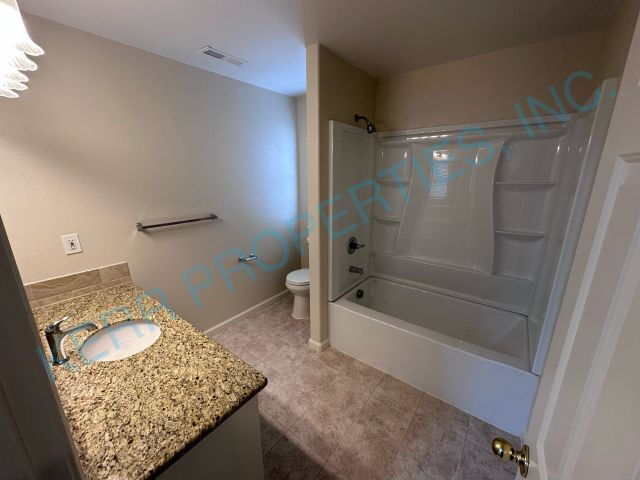 Building Photo - Charming Clackamas Retreat: Spacious 3-Bed...