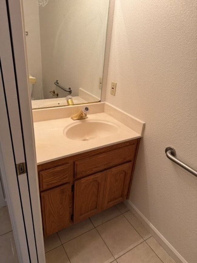 Building Photo - Modern 4 Bedroom 3 Car Garage Dixon *Star ...