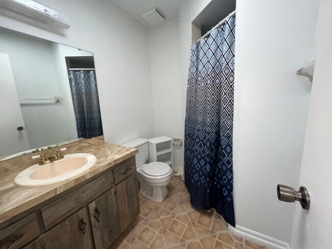 Building Photo - 2 Bedroom 2.5 Bath 2 Story Townhome AVAILA...