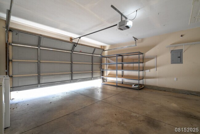 Building Photo - $3800 /3 Bed / 2 Bath / 3 Parking in Ewa B...