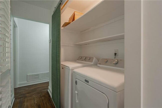 Building Photo - 3860 Carlton Dr