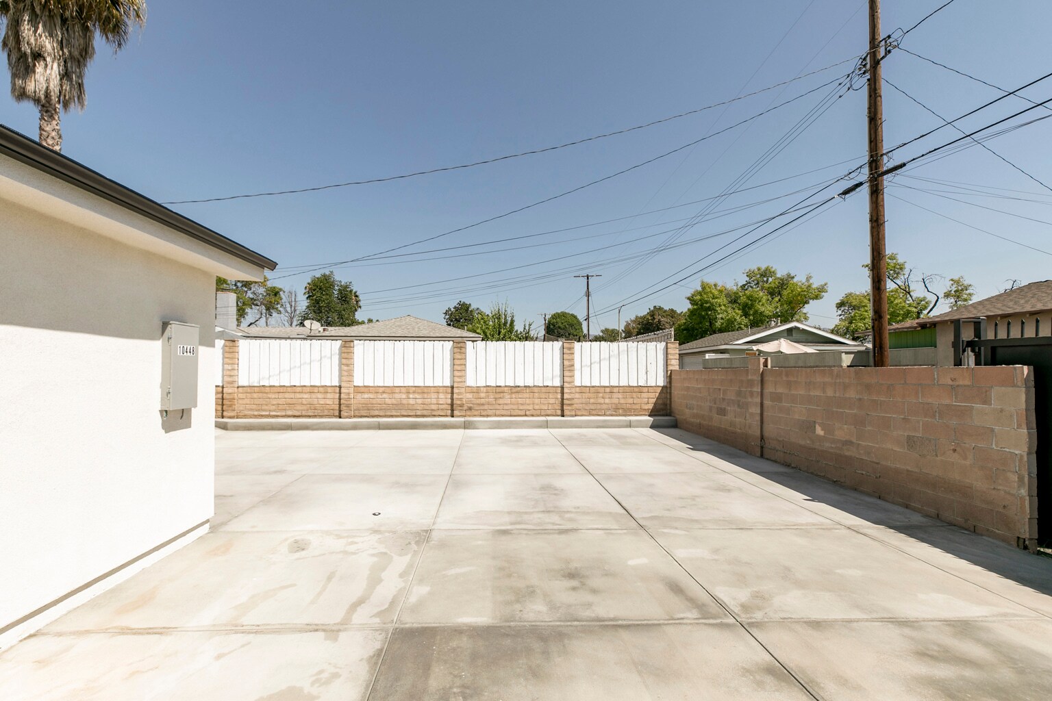 Building Photo - 10446 Woodley Ave