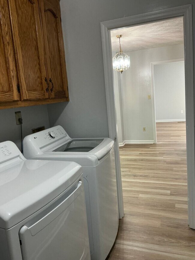 Building Photo - Westwood Hills! 3 BR 2 1/2 Bath home off M...