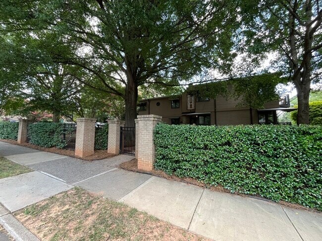 Building Photo - 2427 Vail Ave