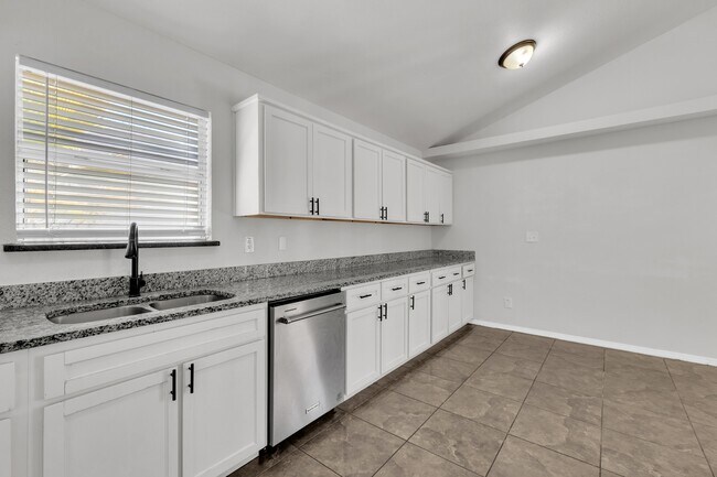 Building Photo - 10400 Valle Koki Dr
