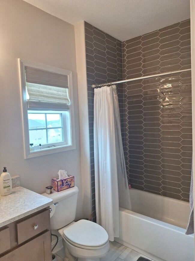 Building Photo - Beautify Brick 3 yr old Build in West Knoxville. No pets.
