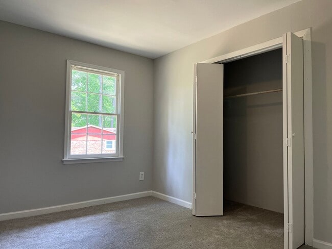 Building Photo - Updated 6bd/3ba w/ Large Backyard in Forest Park!