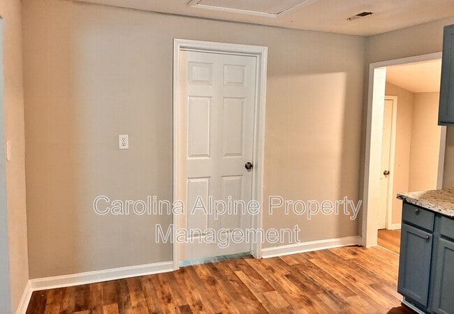 Building Photo - 936 Bond Ave