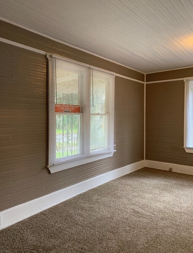 Building Photo - Spacious 4 Bedroom, 2 Bath Two-Story Home