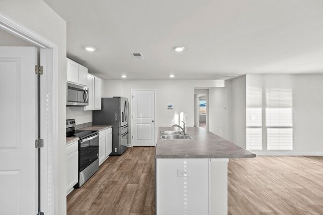 Building Photo - One Month Free with a signed lease by Jan 15th!!!