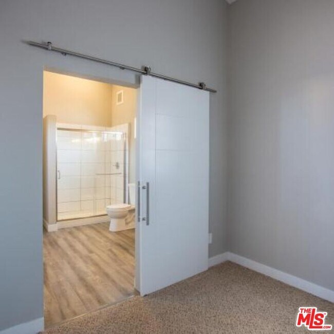 Building Photo - 6600 Beachview Dr