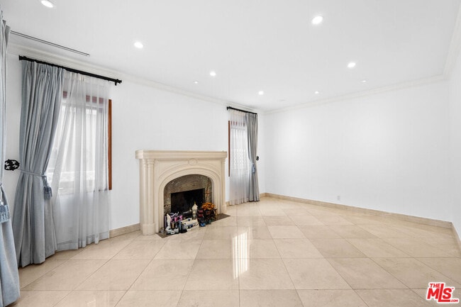 Building Photo - 9033 Cresta Dr